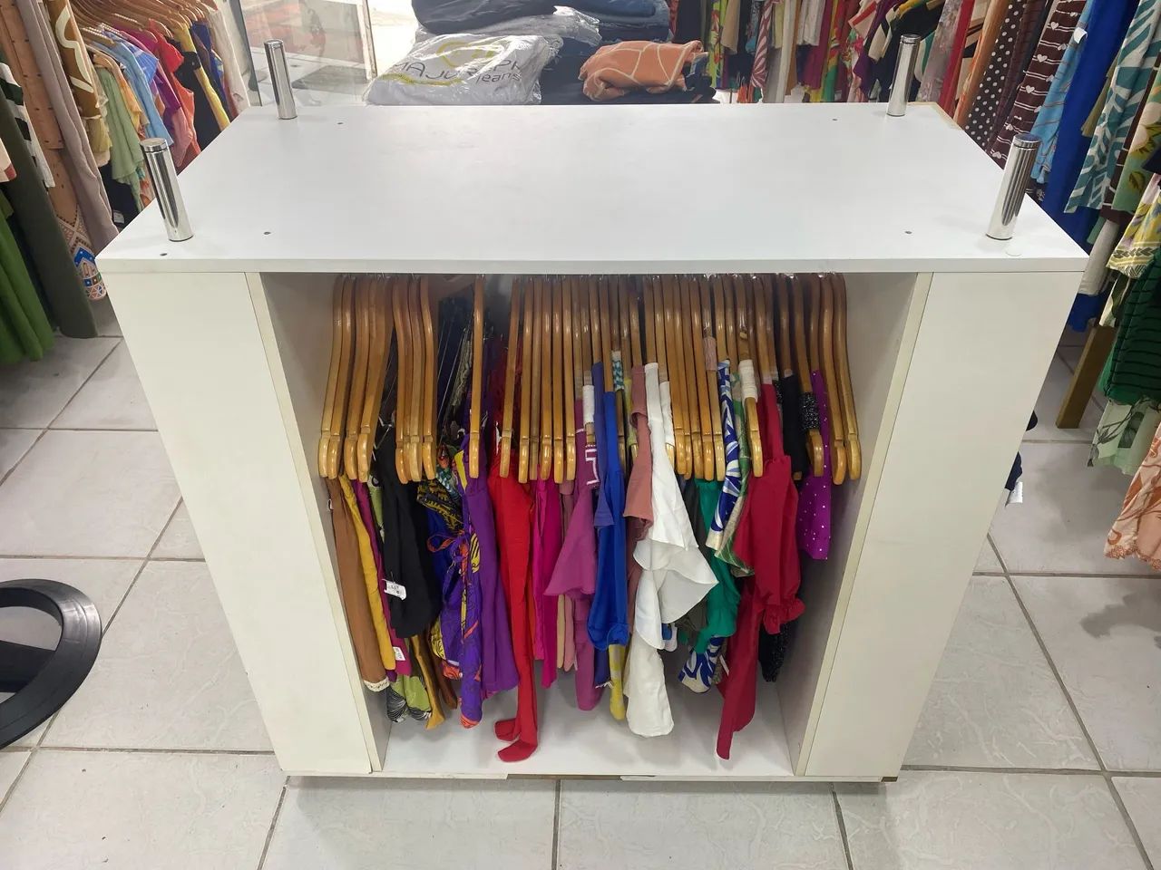 Expositor de roupas em MDF ( POSSUI UMA TAMPA DE VIDRO)