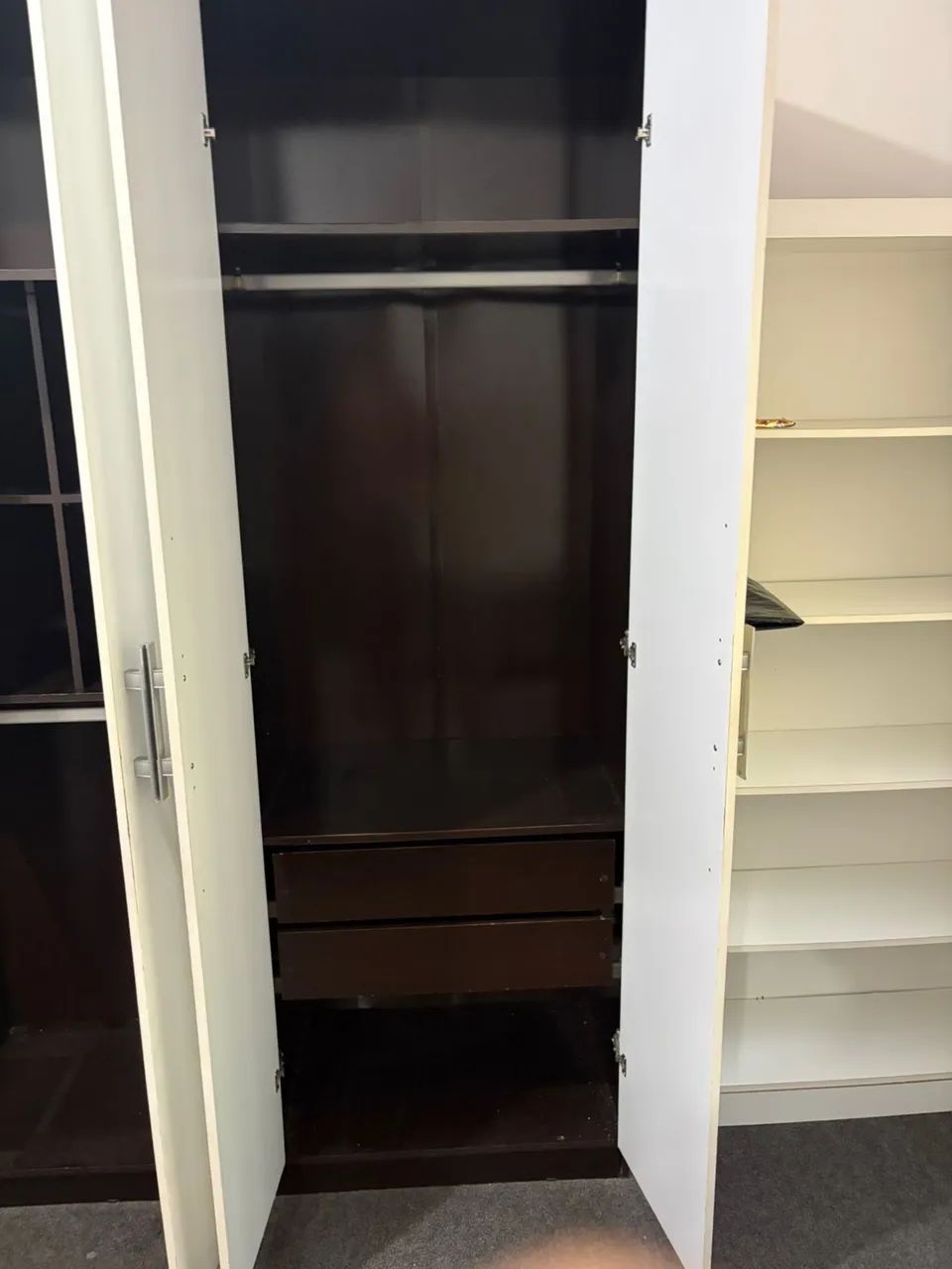 Guarda-roupas 6 portas, branco e preto, com espelho interno - Foto 4
