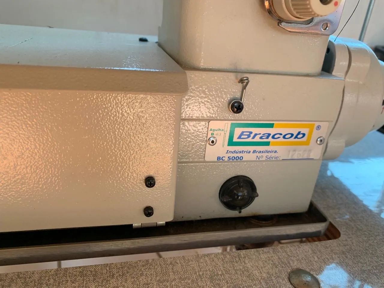 Máquina Overloque Industrial Bracob BC 5000 com Mesa e Motor - Foto 4