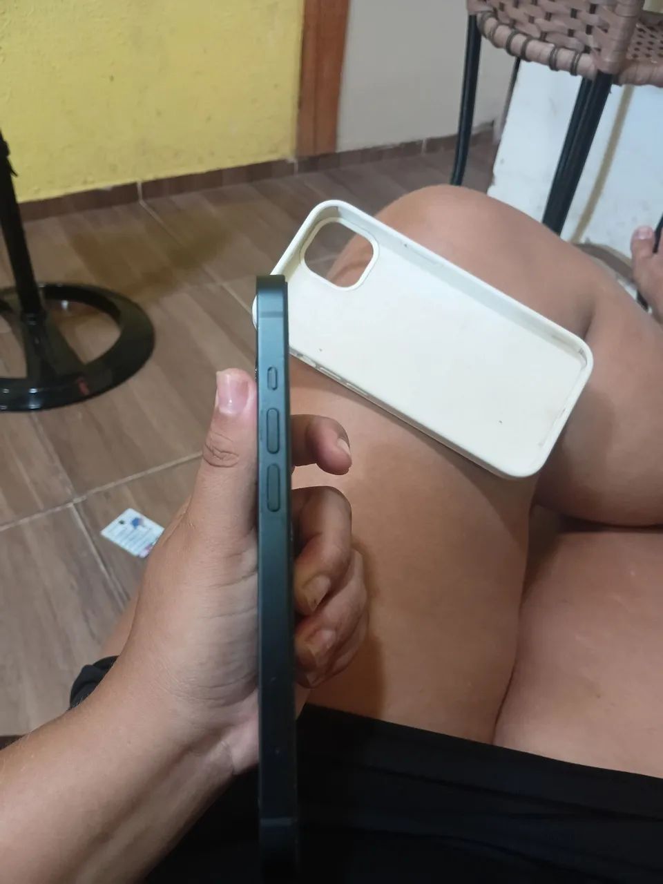 VENDO IPHONE 13, é apenas a película quebrada  - Foto 4