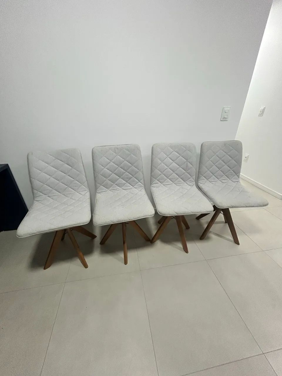 Vendo 4 cadeiras de  jantar giratórias  - Foto 2