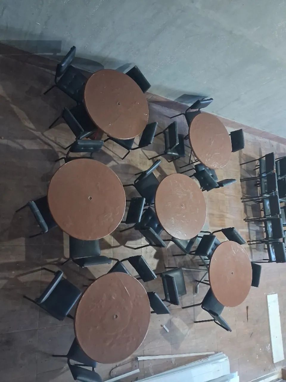 Mesa com 4 cadeiras de ferro (kit)