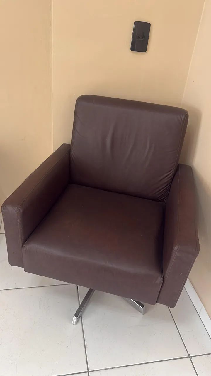 Poltrona de couro 200 cada