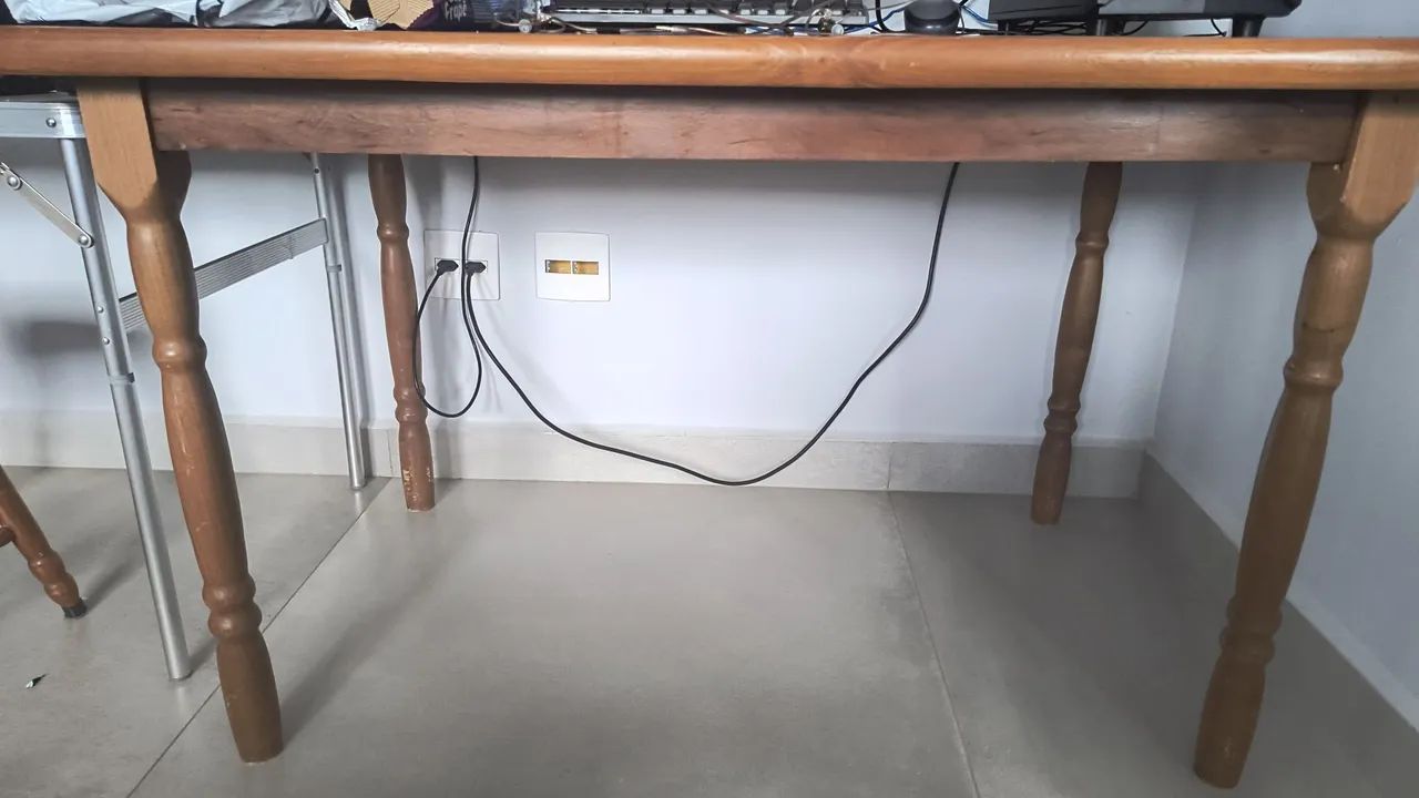 Mesa com quatro cadeiras - Foto 2