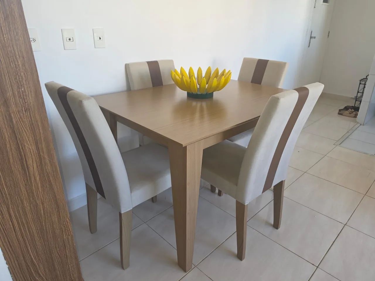 Mesa de Madeira com 4 Cadeiras