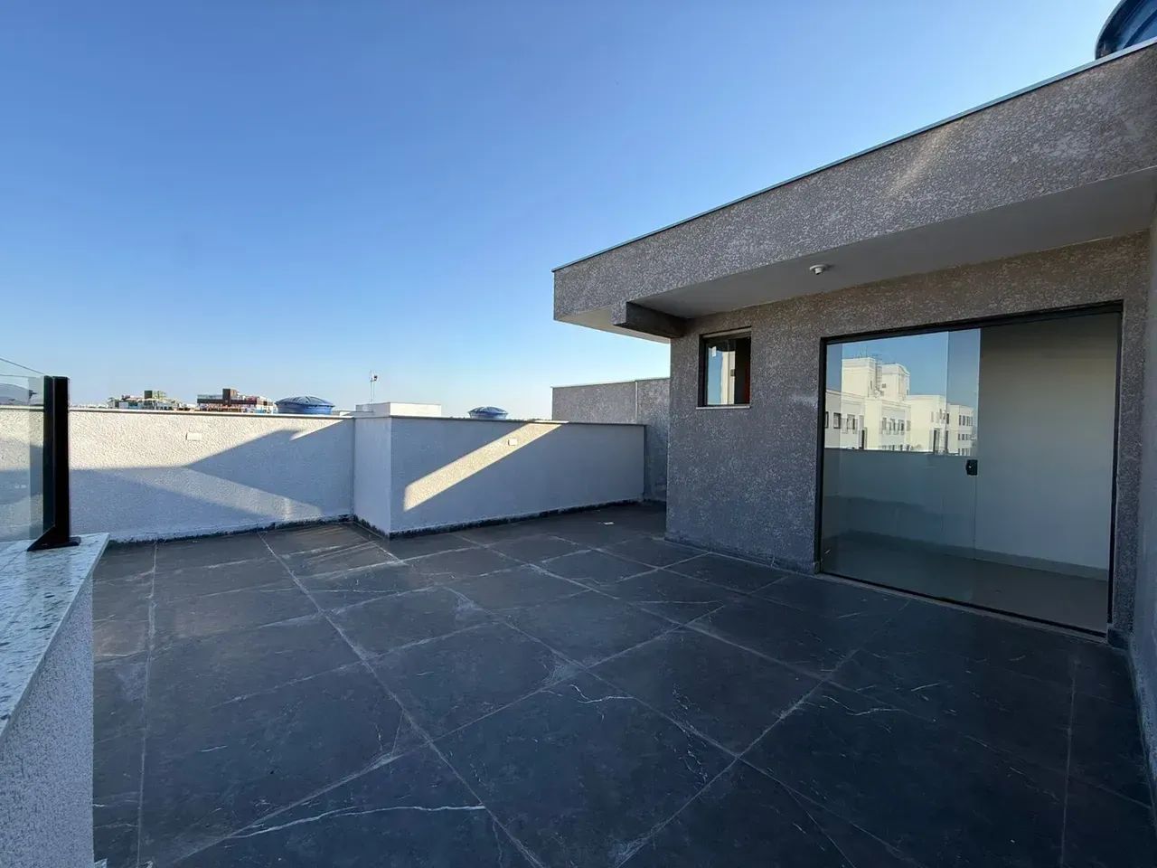 Cobertura com 2 quartos sendo 1 suíte 3 banheiros 2 vagas - Foto 2