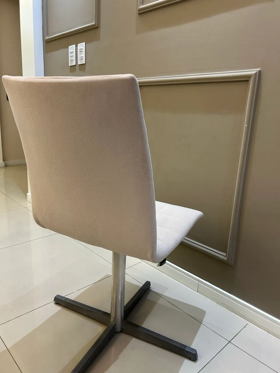 Cadeira Giratória Estofada - Super Conservada - Foto 4