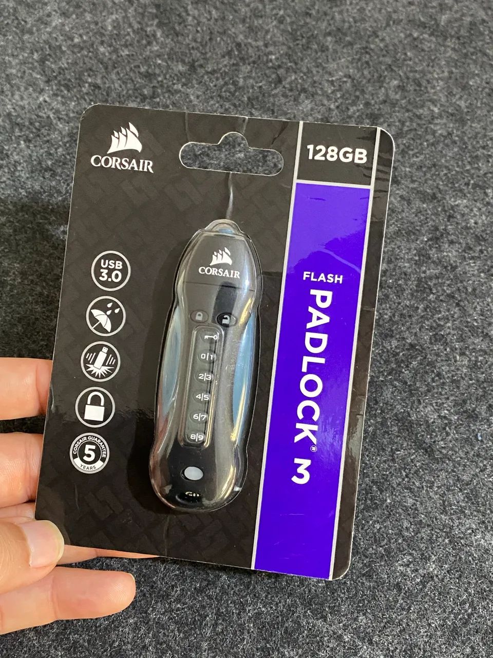Pendrive com senha Corsair 