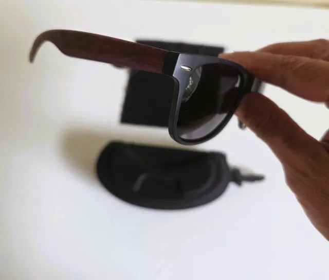Óculos de sol estilo Wayfarer haste madeira com estojo rígido - Foto 4