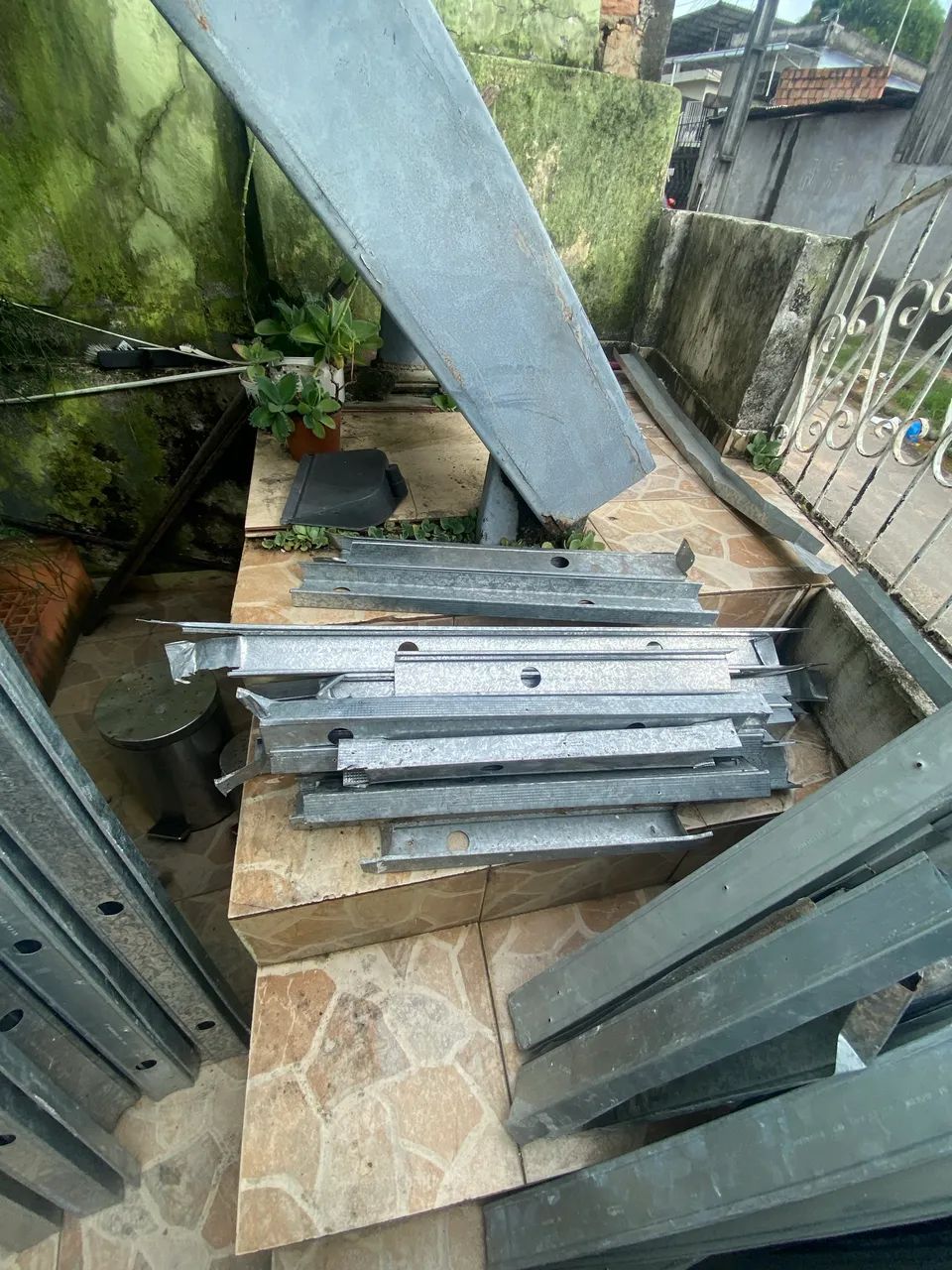Perfil de gesso - Montante e Guia usado R$1000415984684462909443