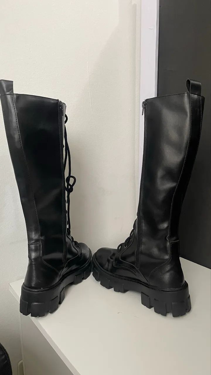 Bota coturno tratorada cano longo preta  - Foto 2