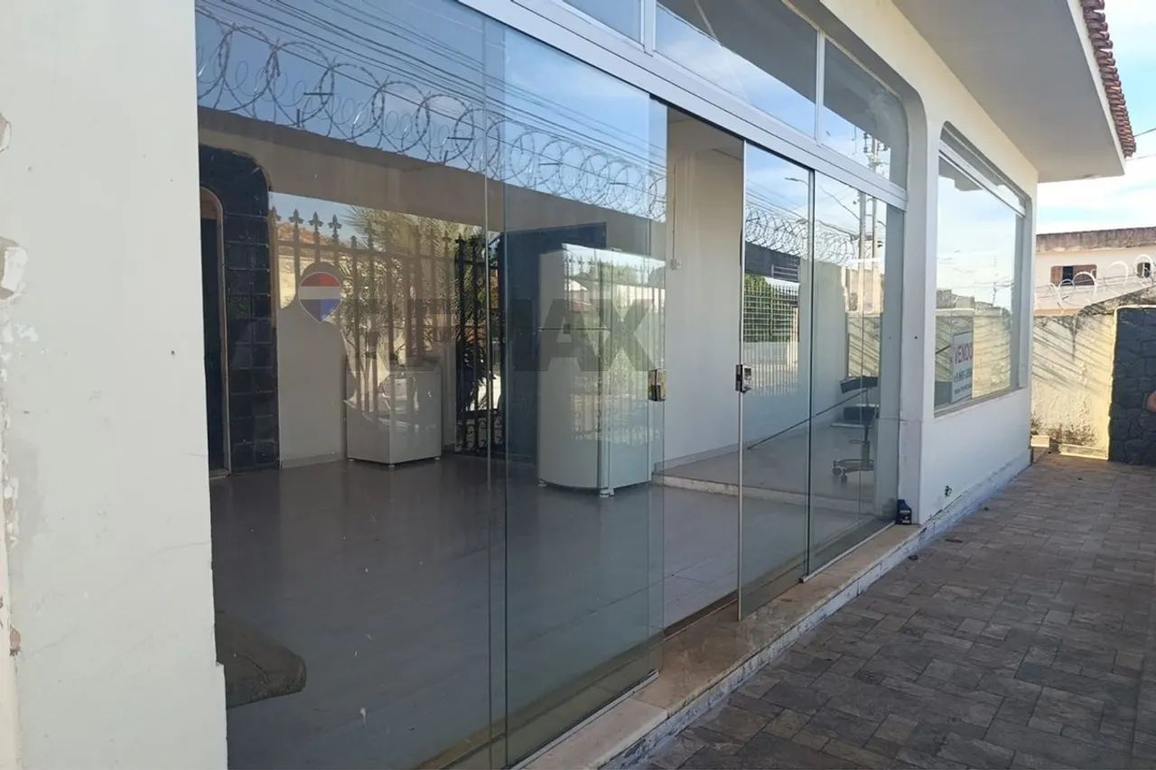 CASA À VENDA COM TERRENO DE 924 m²  CENTRO  ARAGUARI/MG