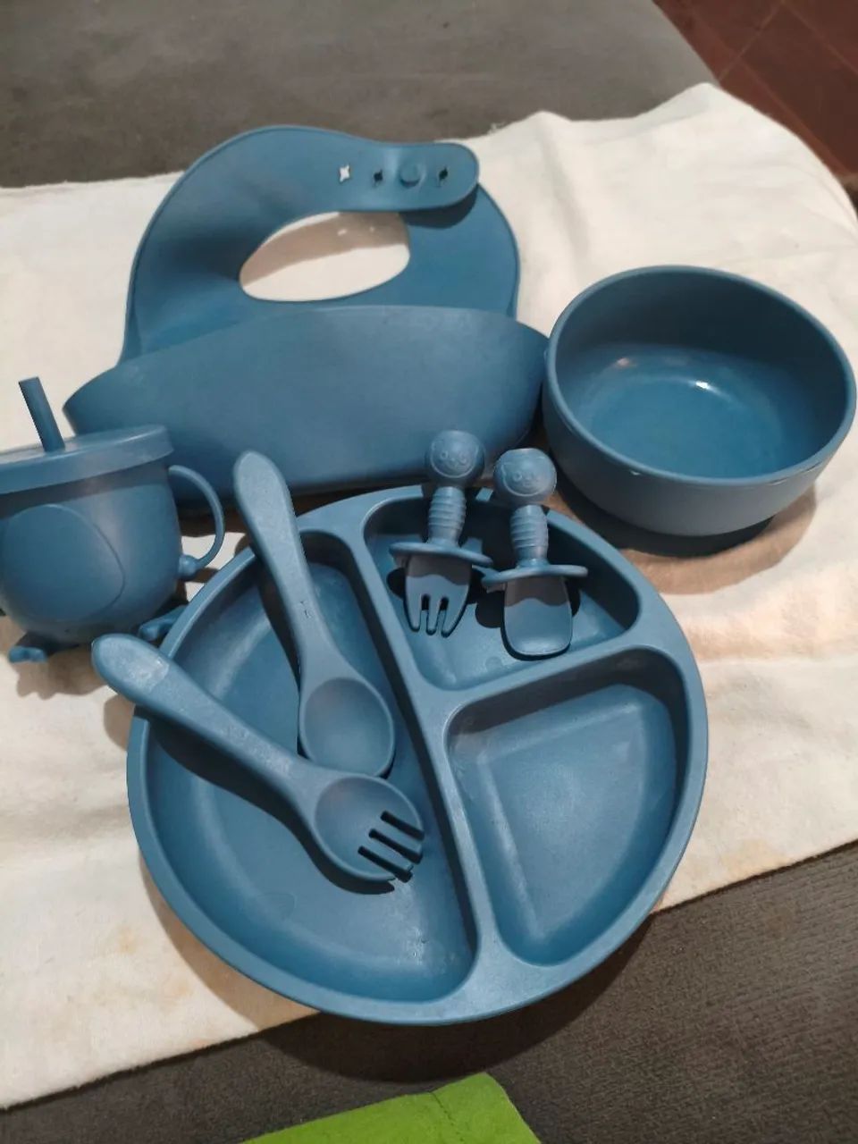 Kit de talheres , copo e prato em silicone .