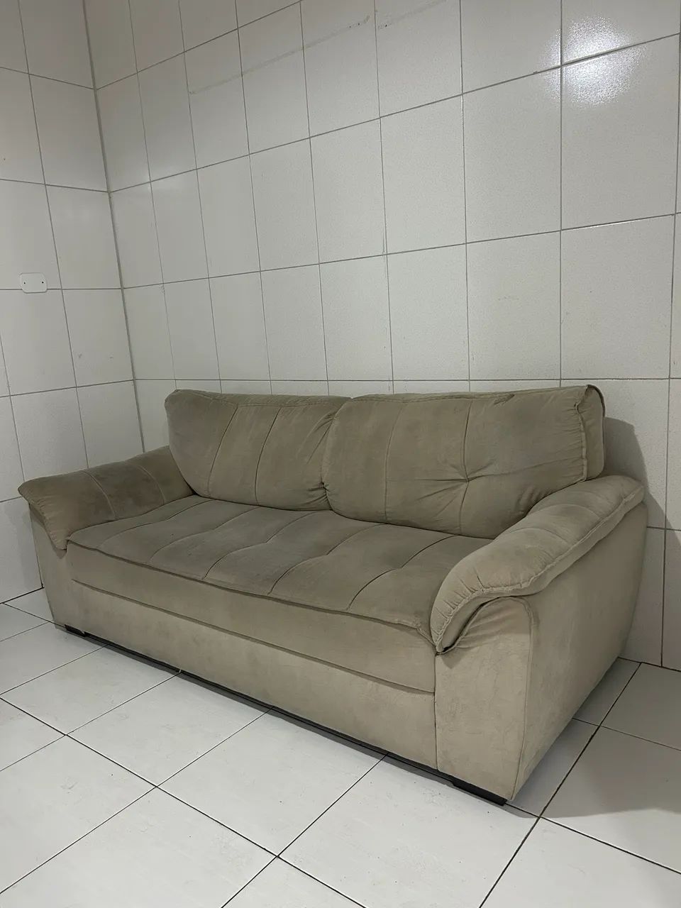 Sofá beje 3 lugares  - Foto 4