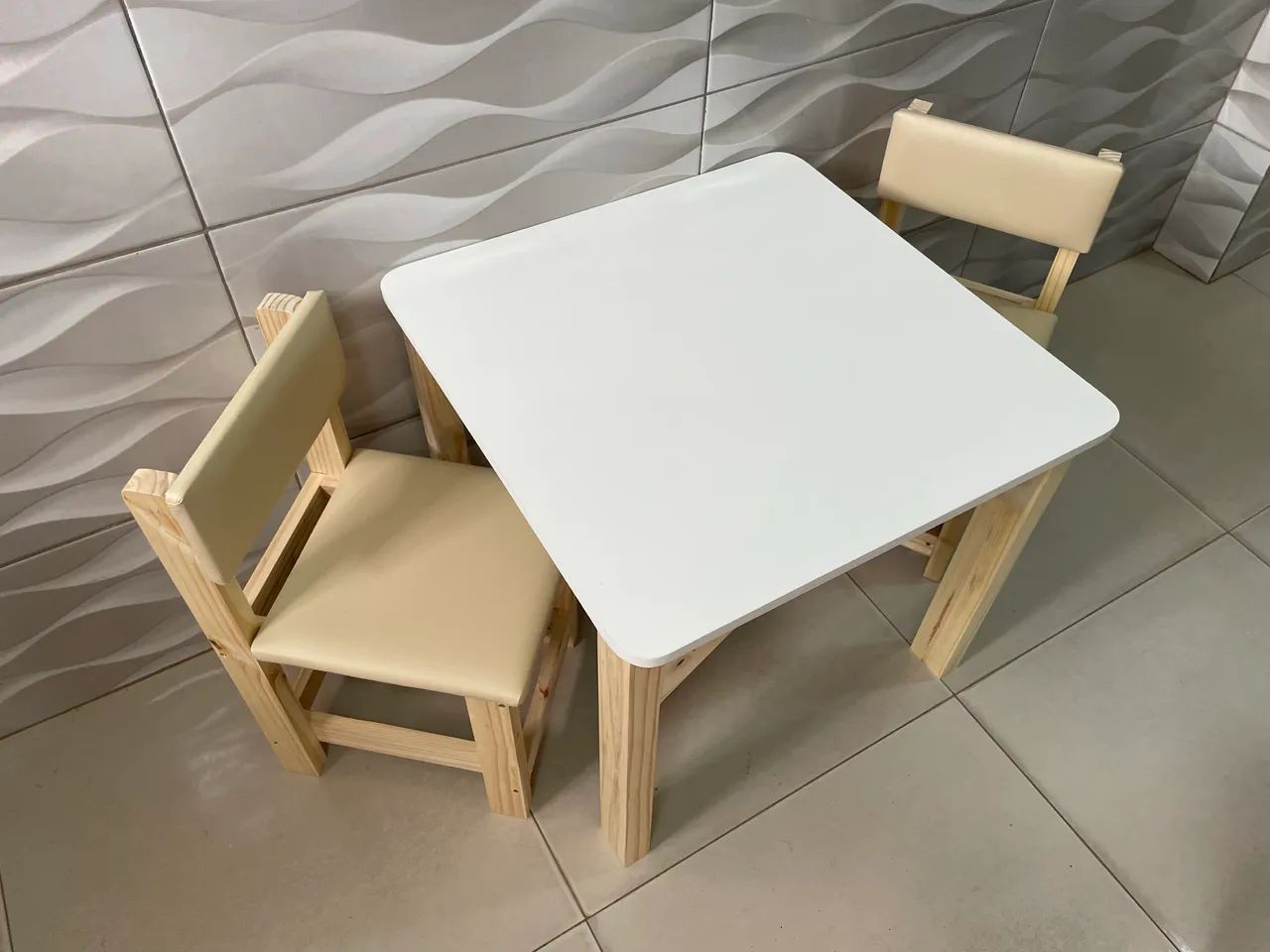Mesa infantil com cadeiras estofadas, cor bege  - Foto 2