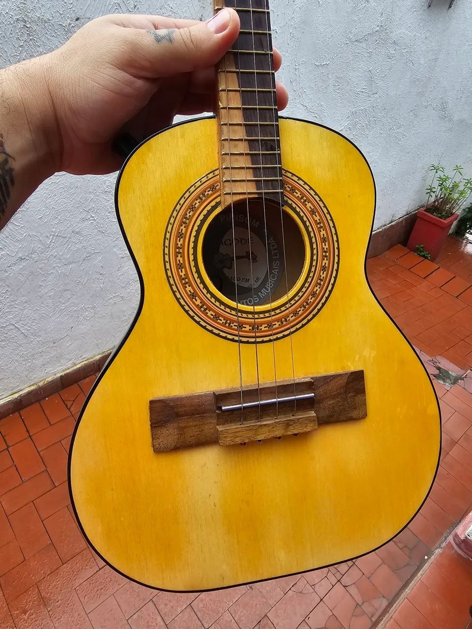 Cavaquinho elétrico $