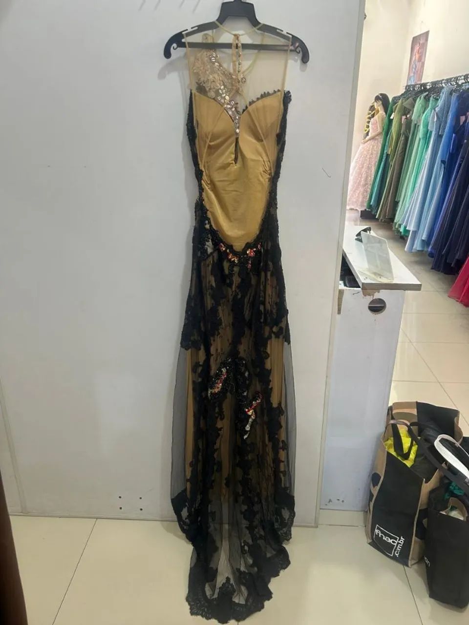 Vestido Lindíssimo de Renda e seda com Pedras  - Foto 2