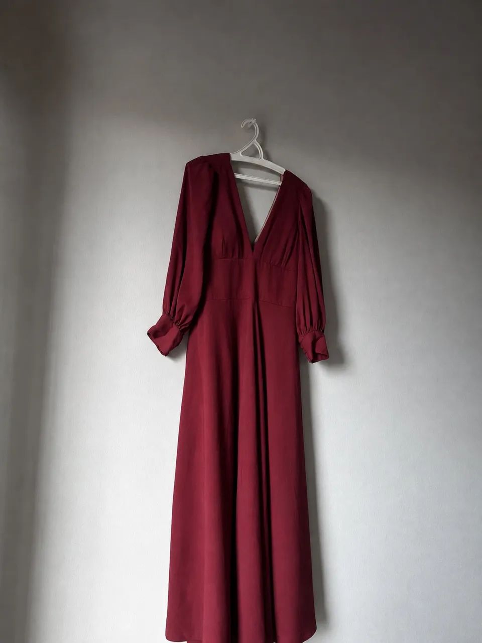     Vestido Longo Salmão Elegante com Decote V e Mangas Longas
