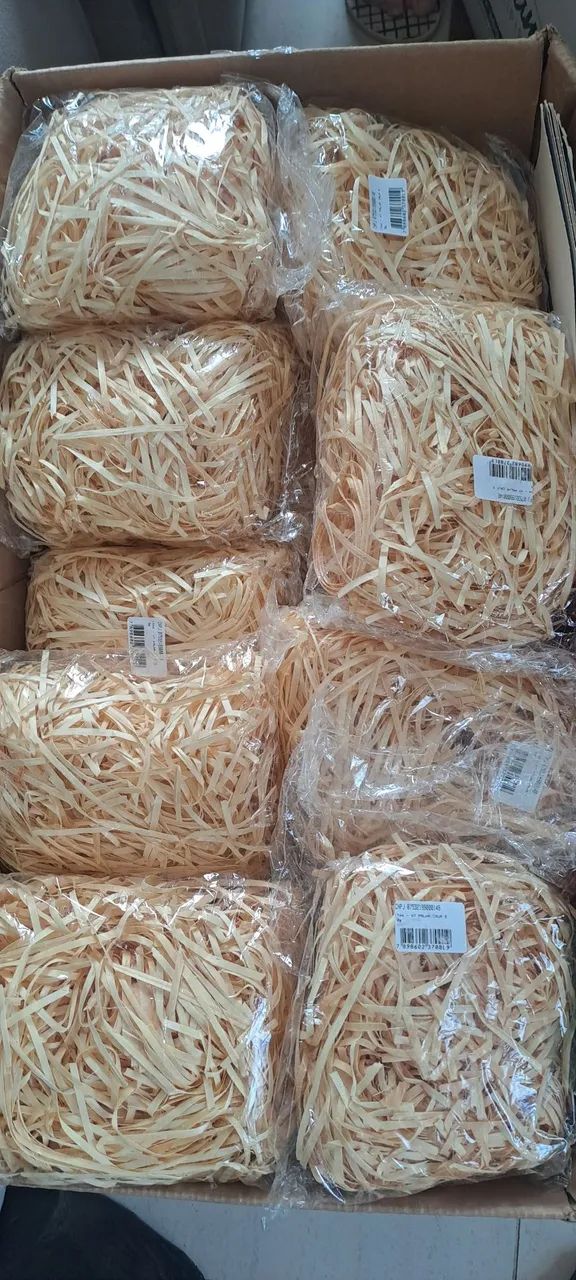 Palha e caixa para cesta de presente 