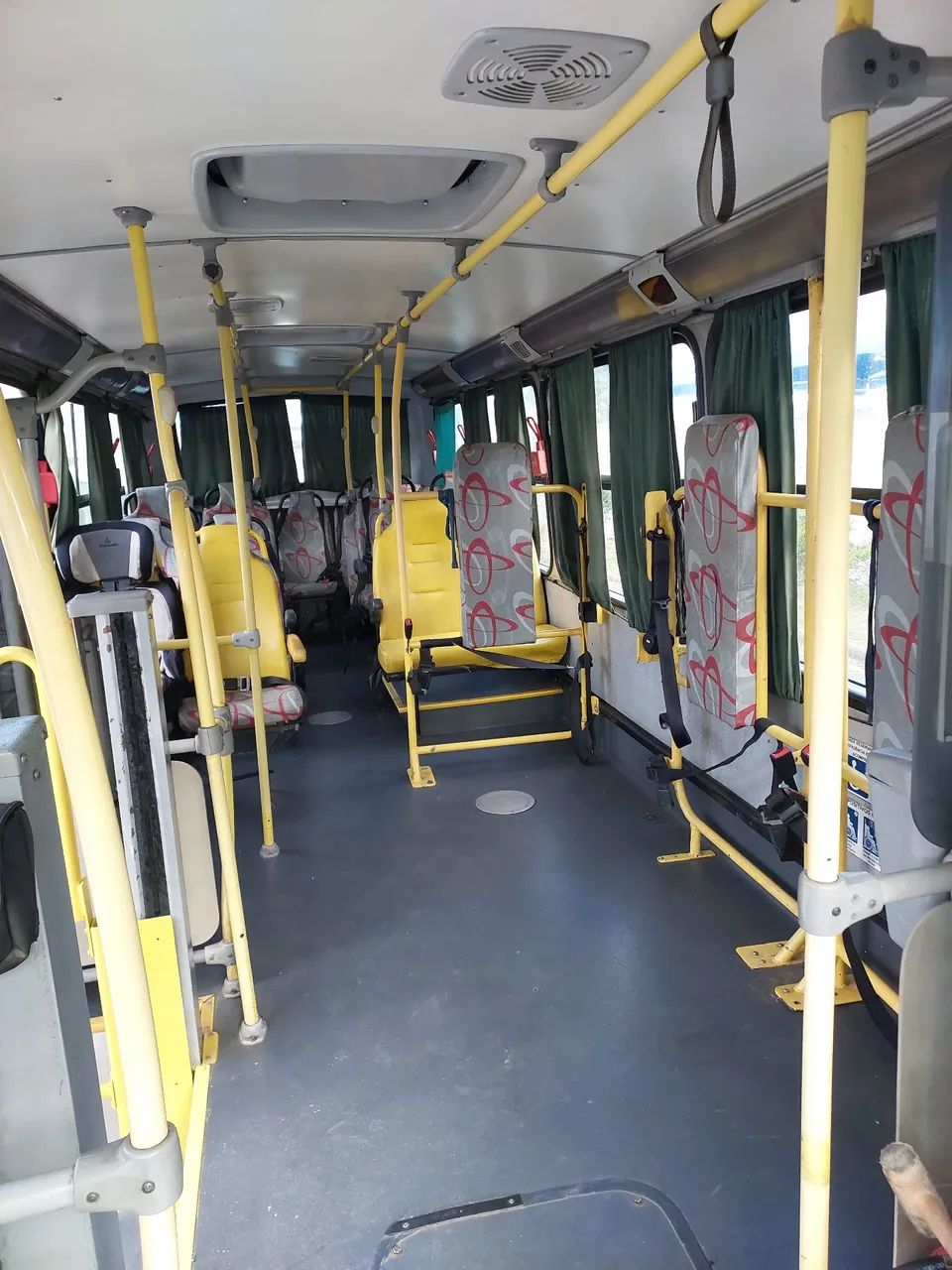 Mcro onibus com elevador,  ano 2012 valor: 105 mil - Foto 6