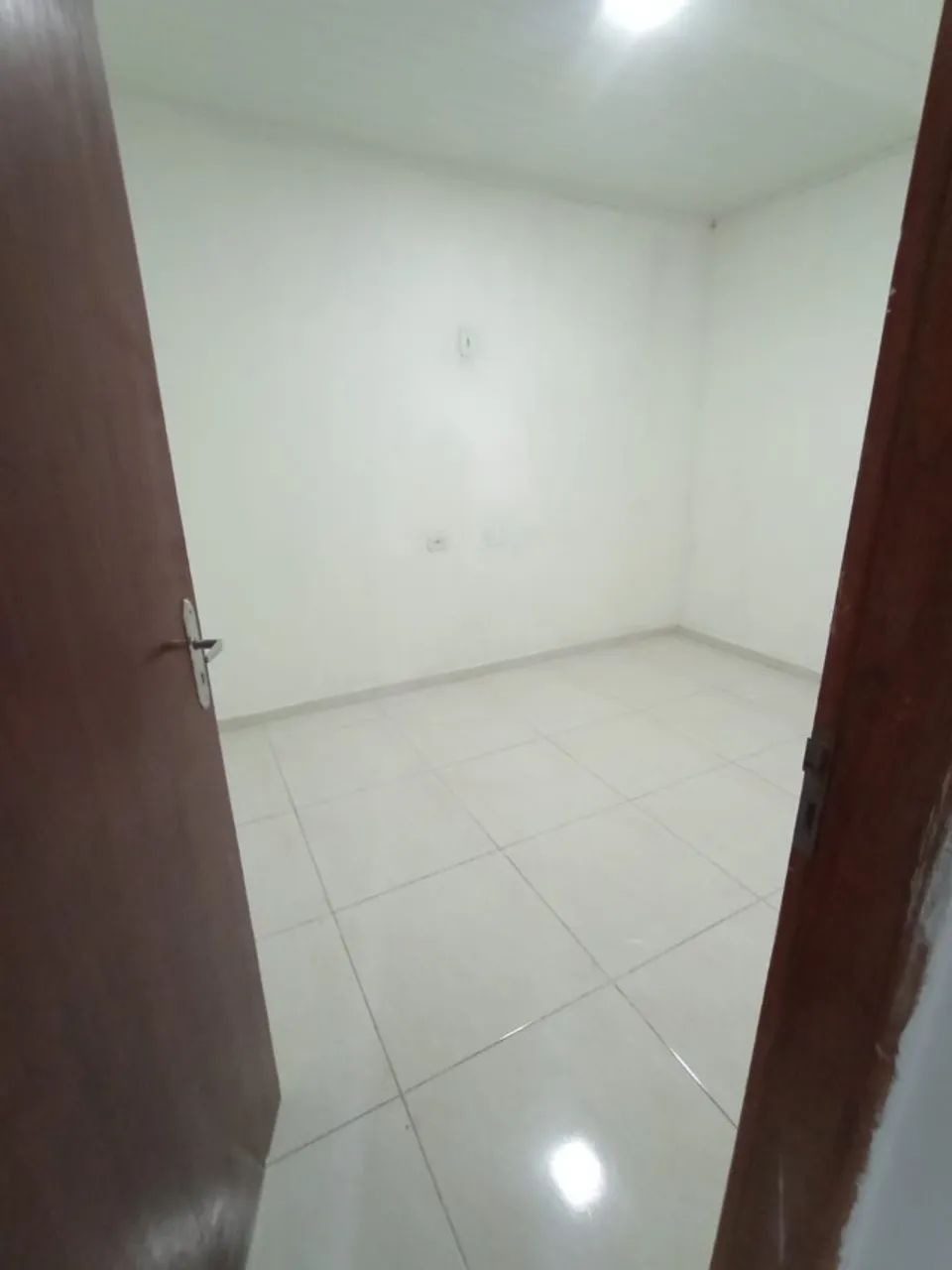CASA COM TRÊS QUARTOS - SENDO DOIS SUITES