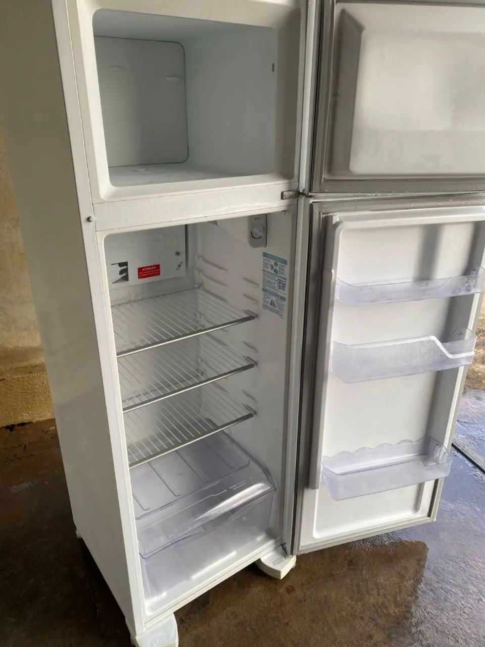 Geladeira eletrolux 220 semi nova - Foto 2
