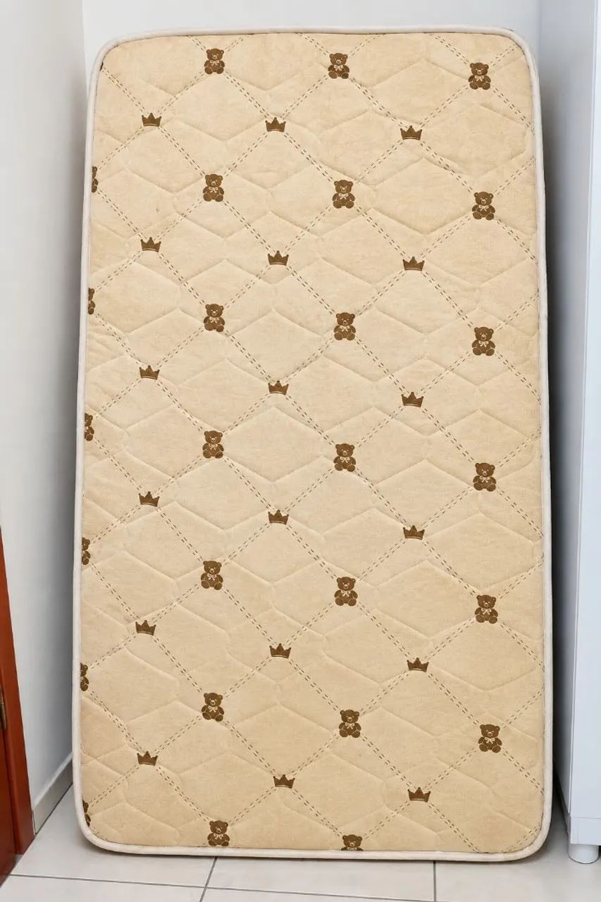 Colchão para berço + lençóis 