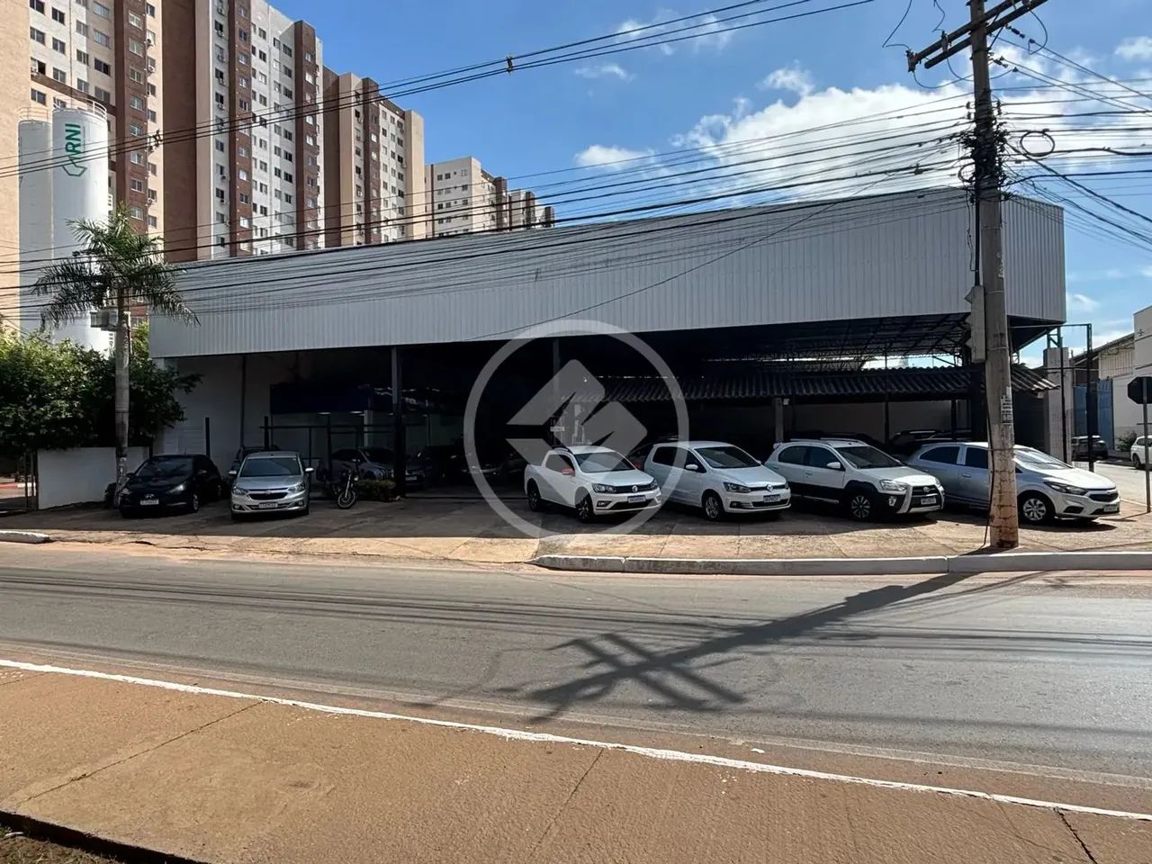 Barracão com aproximadamente 900m2 de área coberta, de esquina na Av. Fernando Corrêa. cod - Foto 2