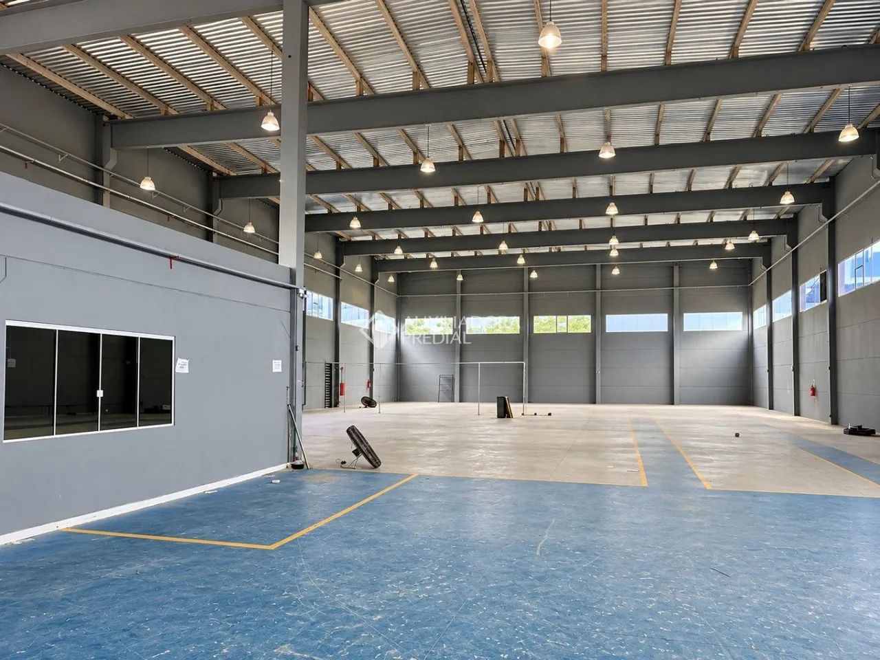 Galpão com 1.300 m² | 3 docas e amplo pátio no CICOBI | BBiguaçu para locação.