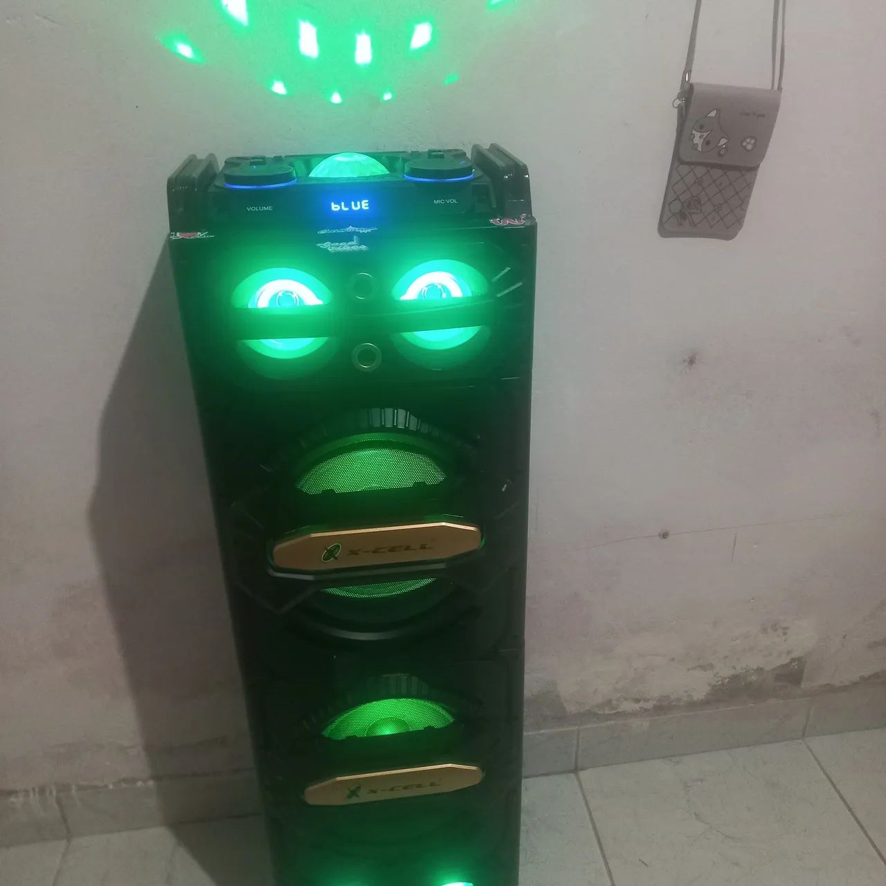Caixa de som semi nova com controle microfone 