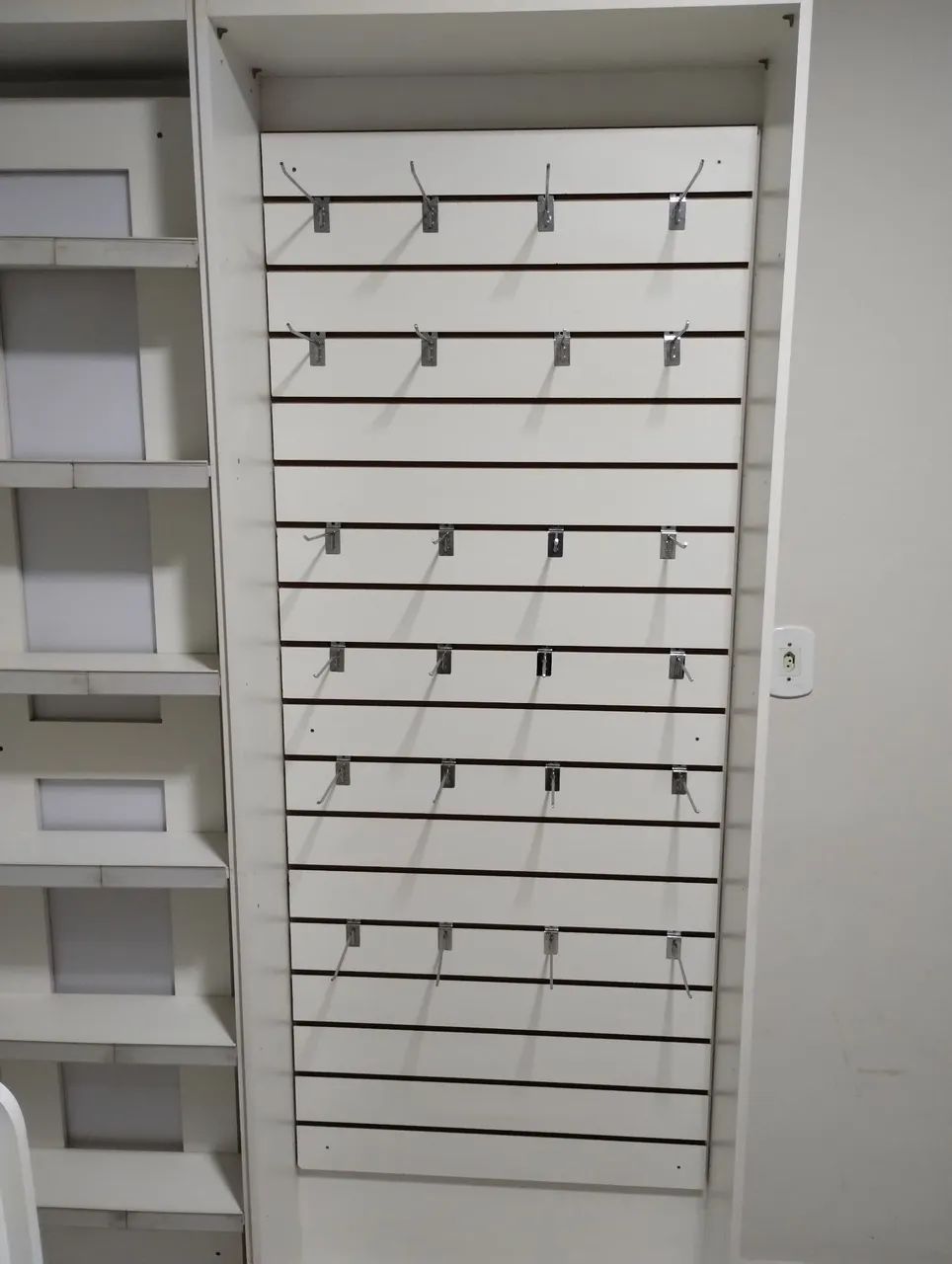 Prateleira MDF iluminada e Gancheira - Foto 4