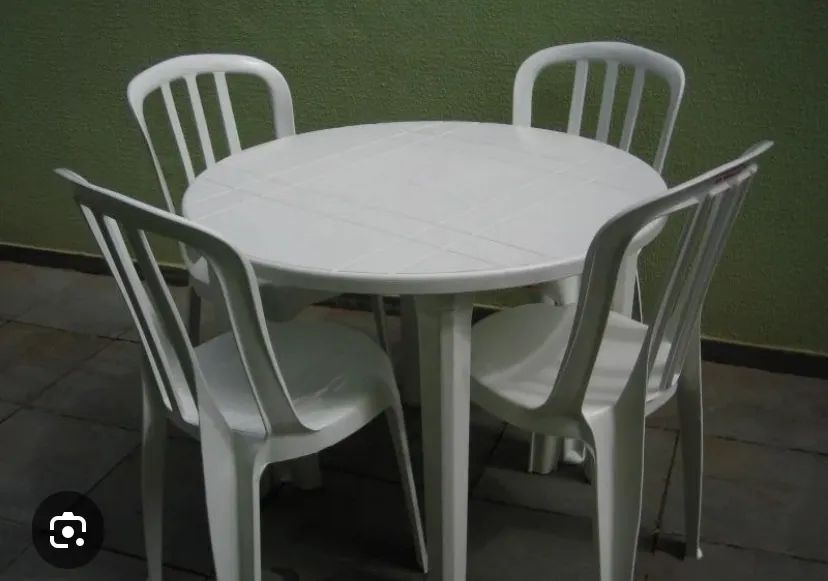 Conjunto de mesa desmontável com 4 cadeiras de plástico 