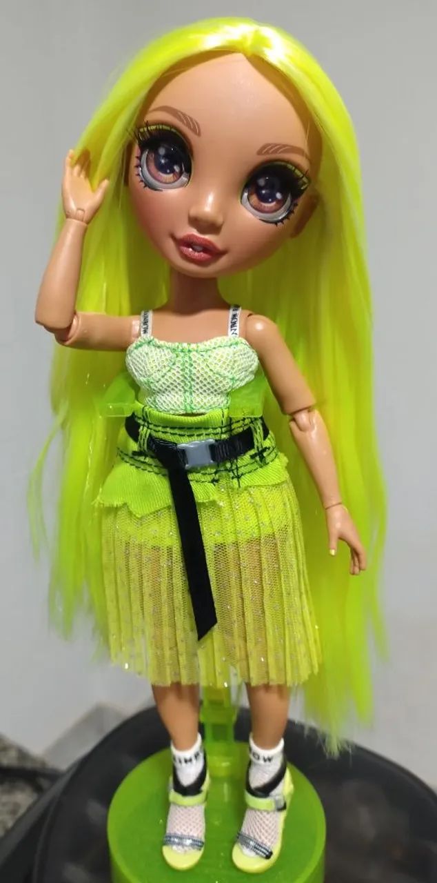 Boneca Rainbow High Karma completa. Leia descrição  - Foto 2