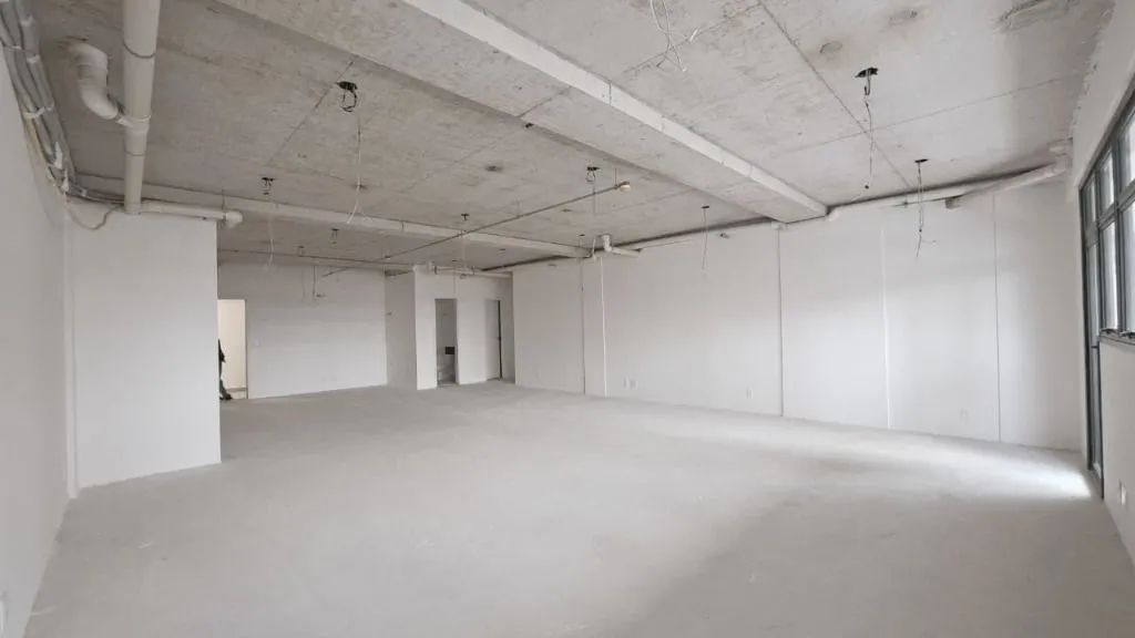 Sala comercial de 44,83 m² com 2 banheiros, varanda e vagas rotativas no Edifício Quadria  - Foto 2