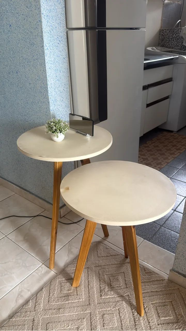 Vendo planta artificial e duas mesinhas de canto - Foto 2
