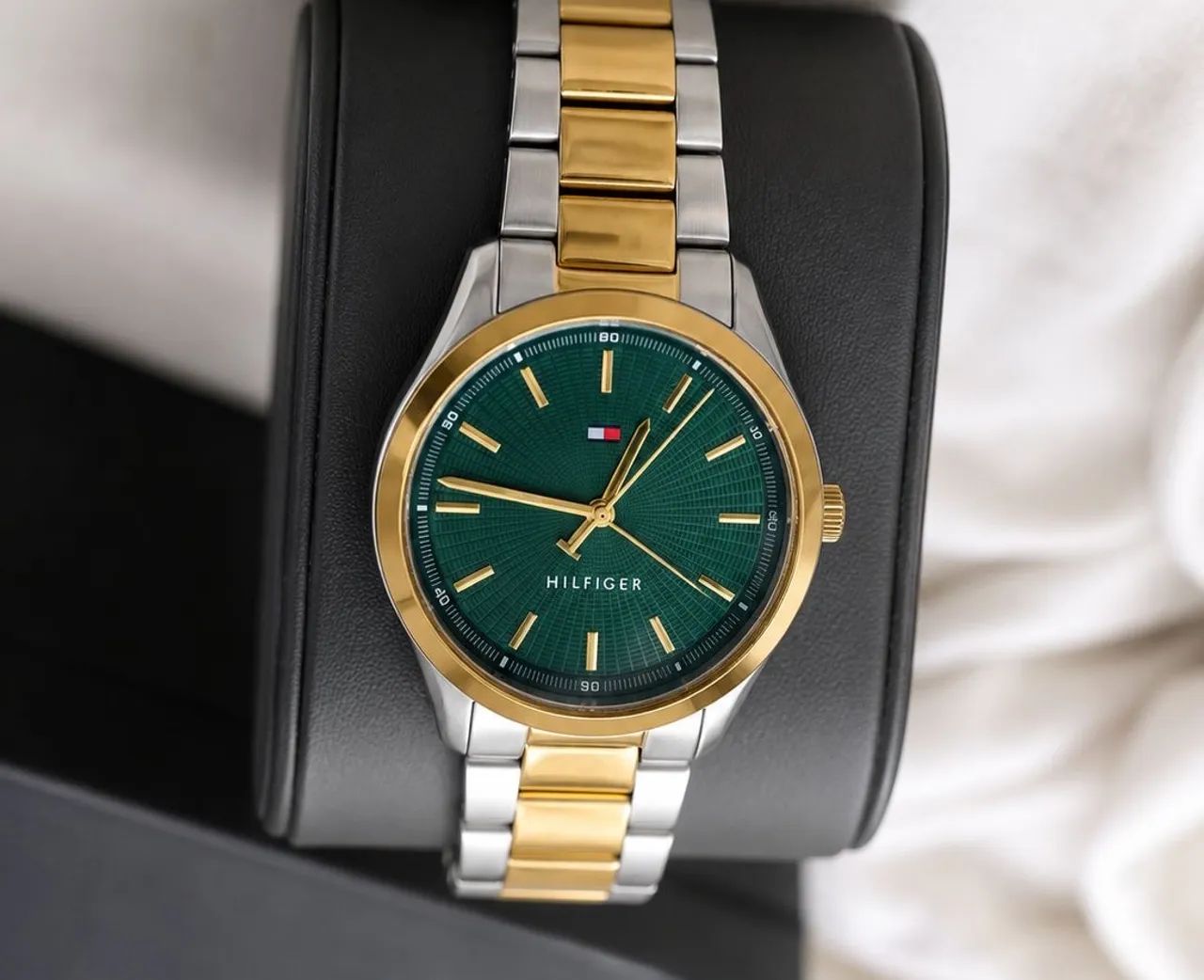 Relógio Tommy Hilfiger dourado e prata - Foto 2