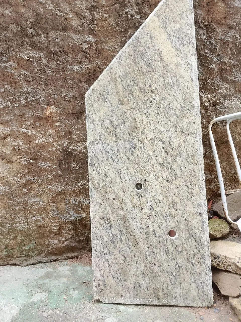 Pedra bancada 1,34x0,86x0,47 granito cor ouro usada com 2 furos p banheiro