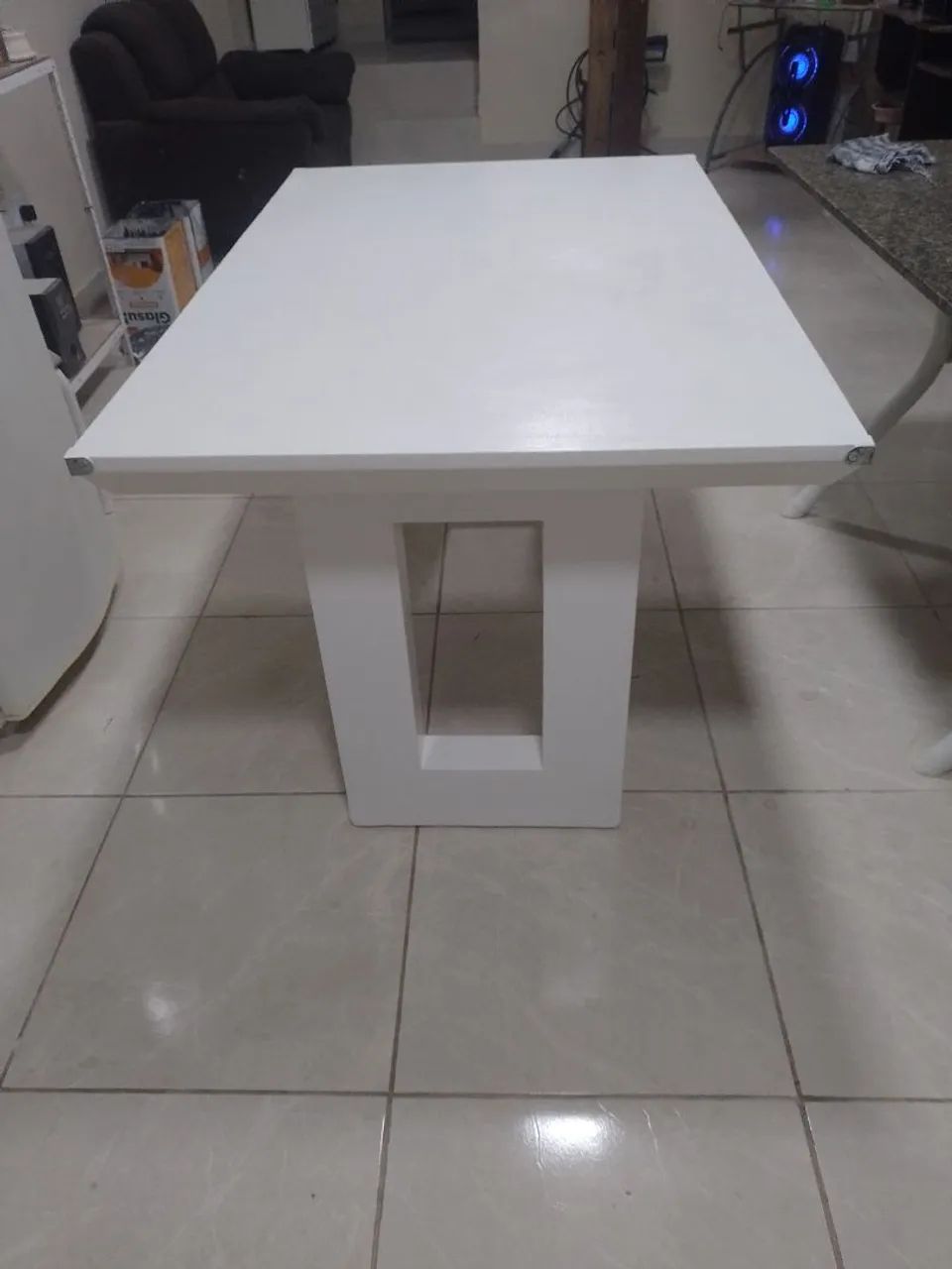 Mesa branca laqueada.