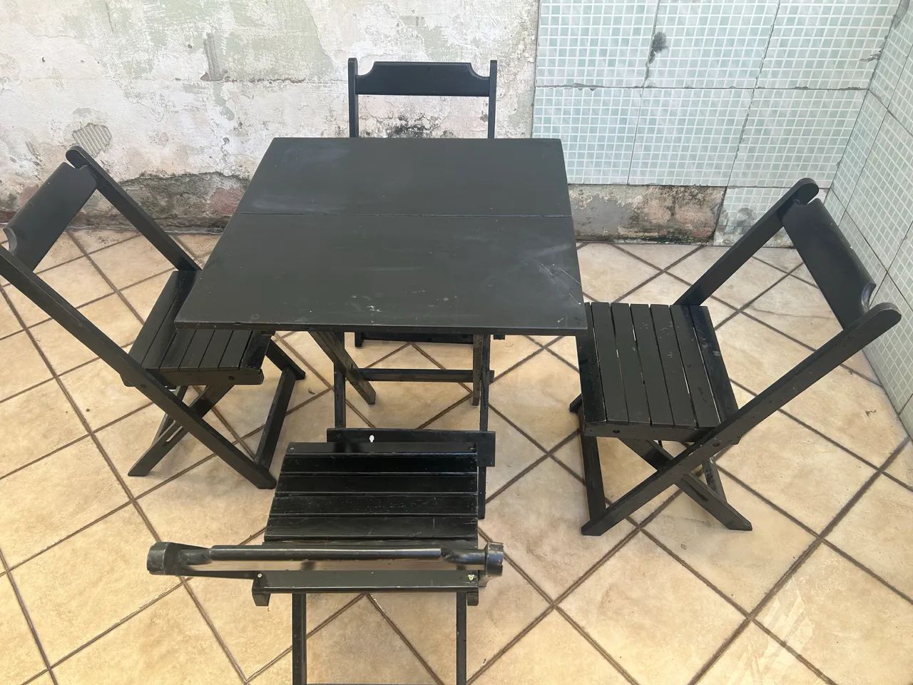 Jogo de mesa com 4 cadeiras