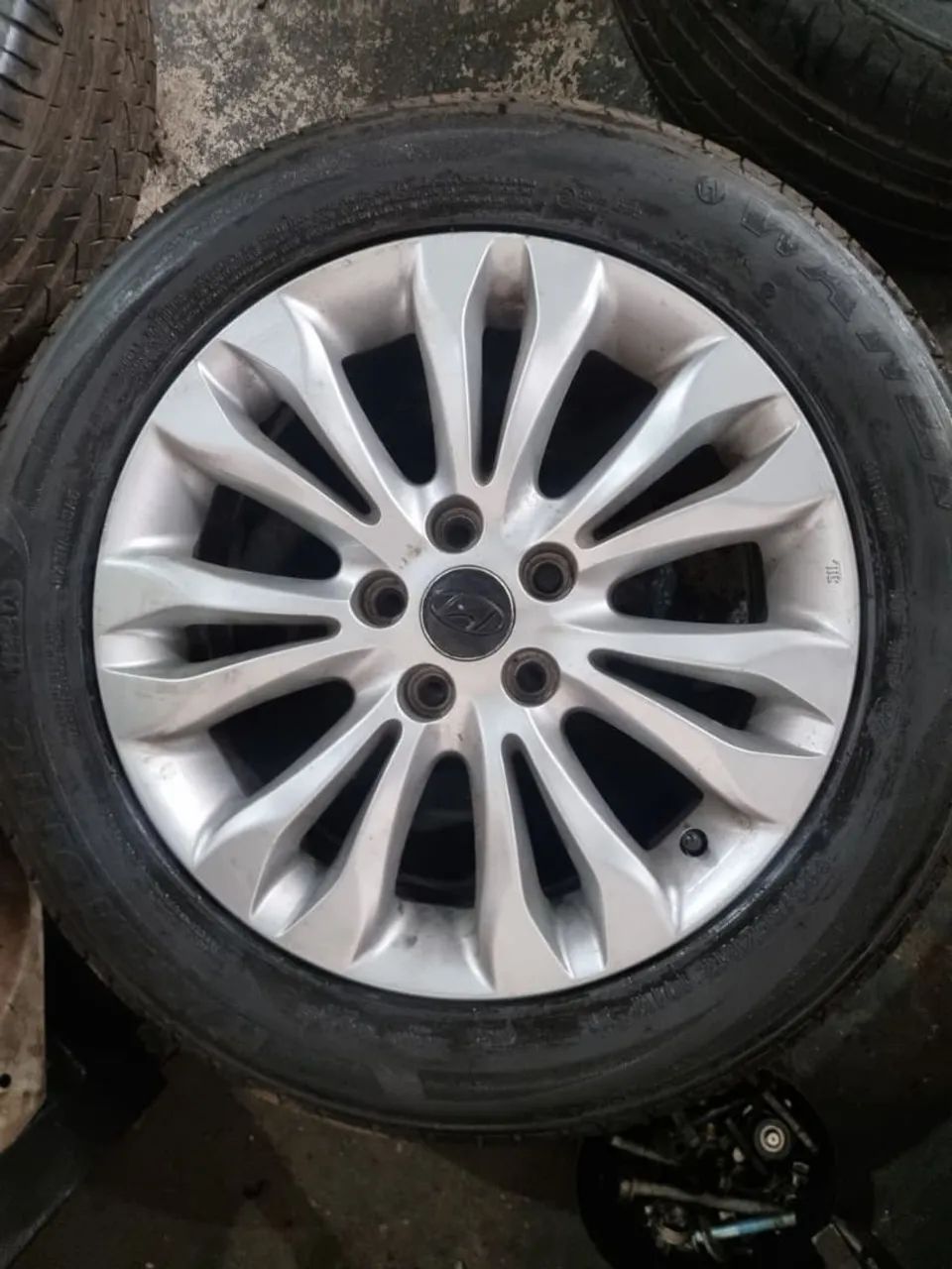 Roda aro 17 bom estado pneus novos - Foto 4