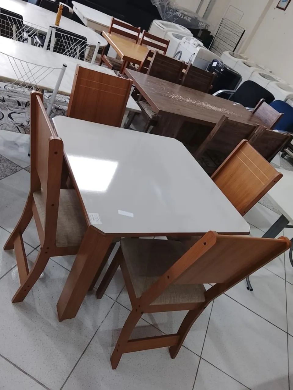 MESA NOVA COM 4 CADEIRAS