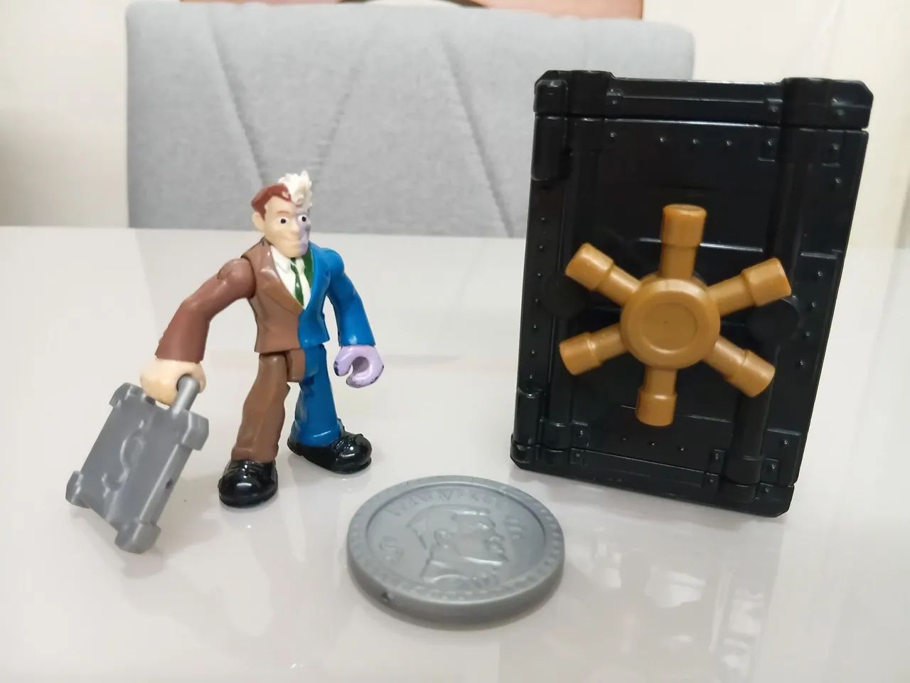 Imaginext DC Super Friends - Boneco duas caras com maleta, moeda e cofre - Foto 2