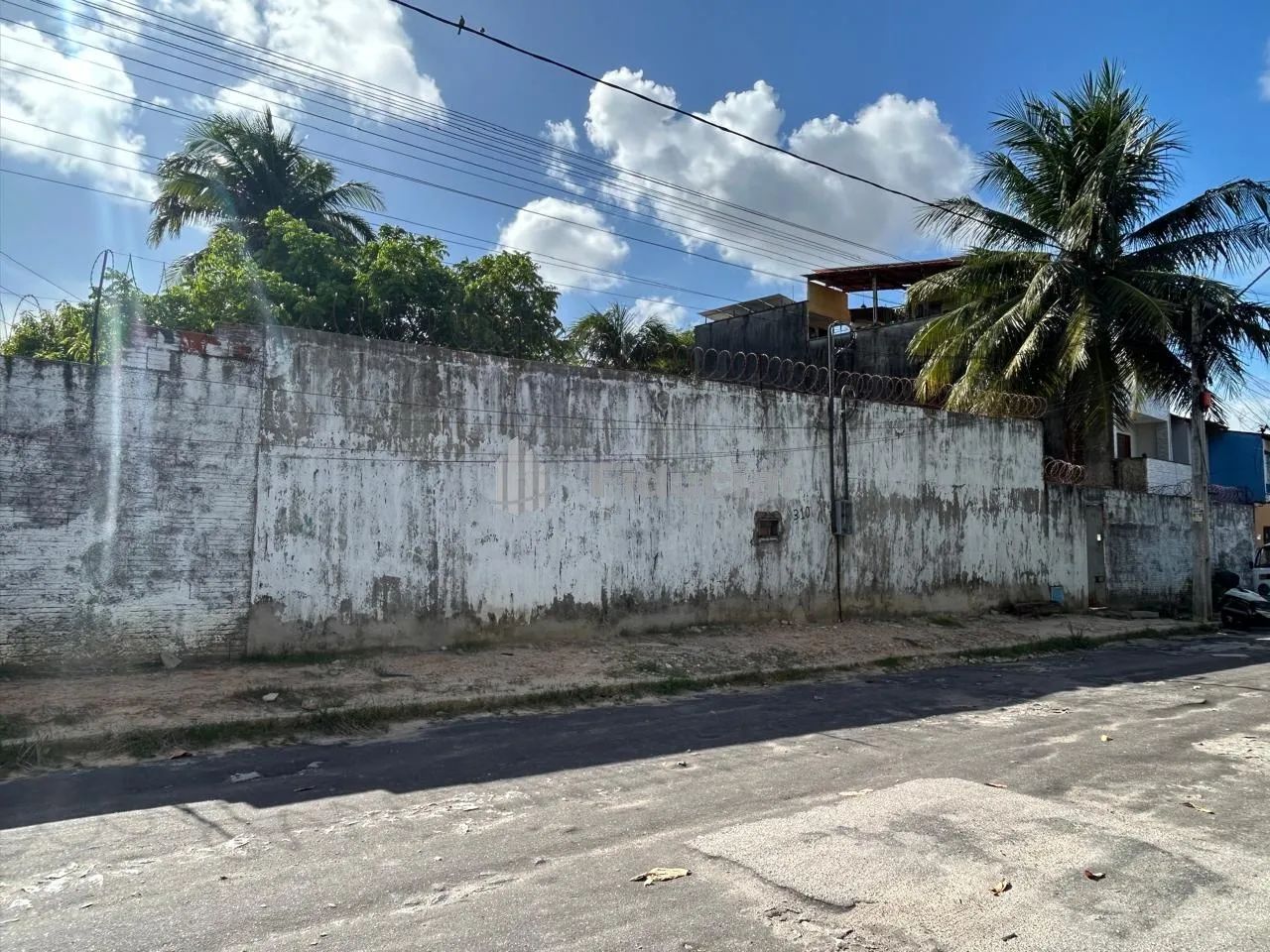 Terreno com 415m², murado e dispondo de área coberta, sala que pode ser utilizada como esc