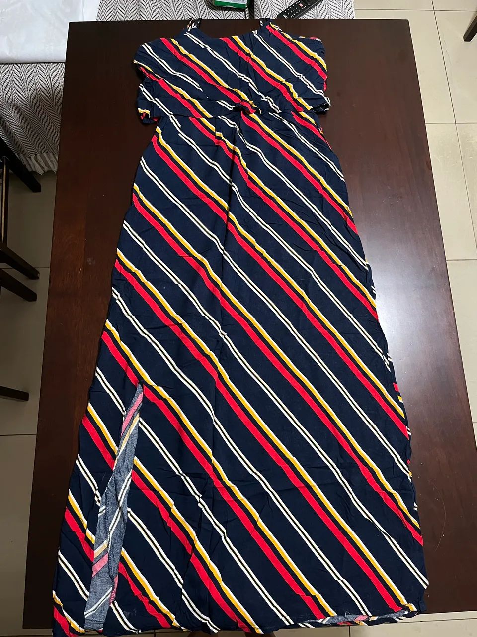 Vestido leve com abertura na perna 