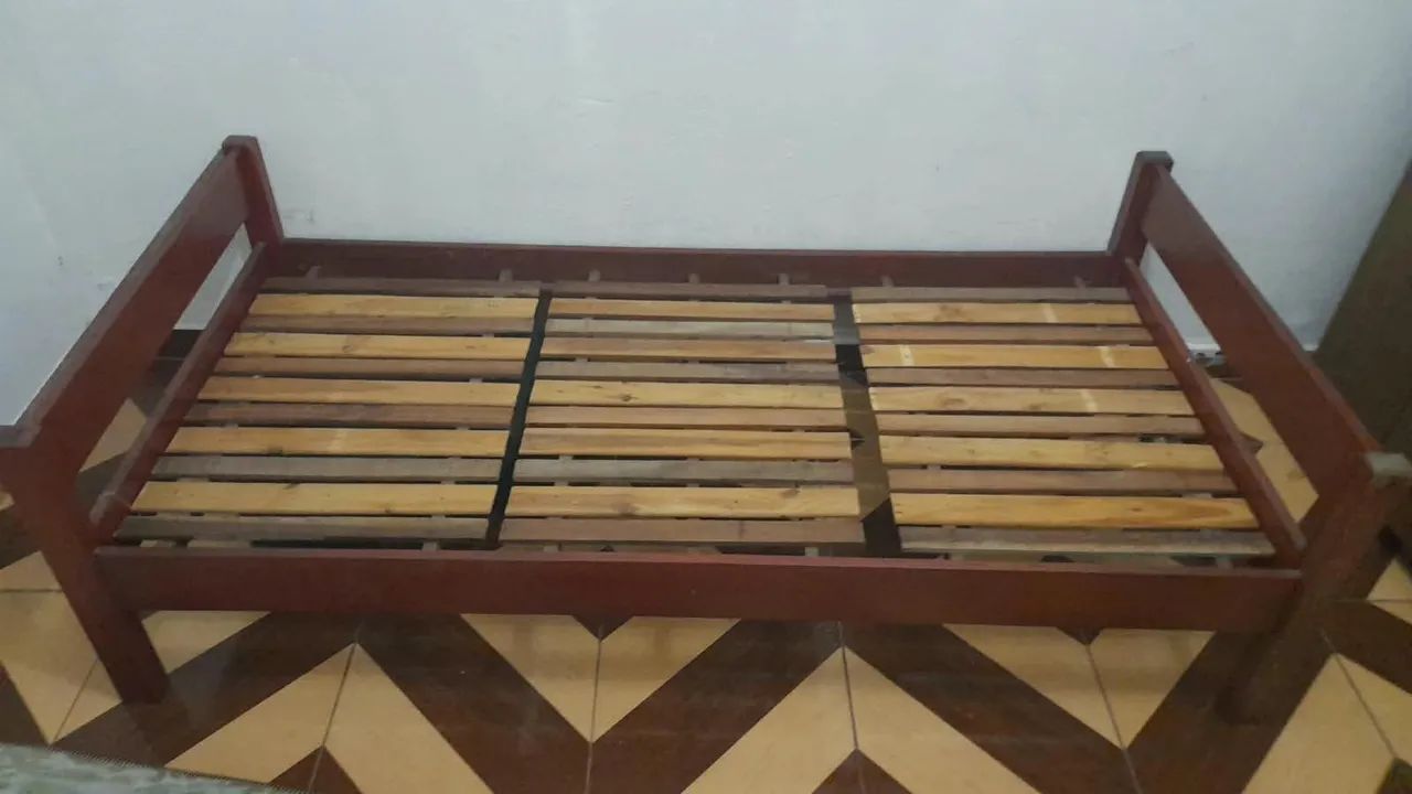 Cama de madeira + colchão com capa  - Foto 2