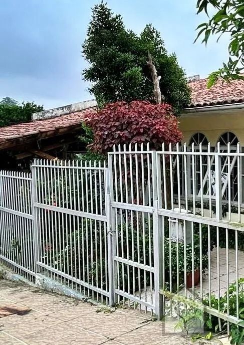 Casa à venda com 3 quartos, quintal arborizado e espaço gourmet