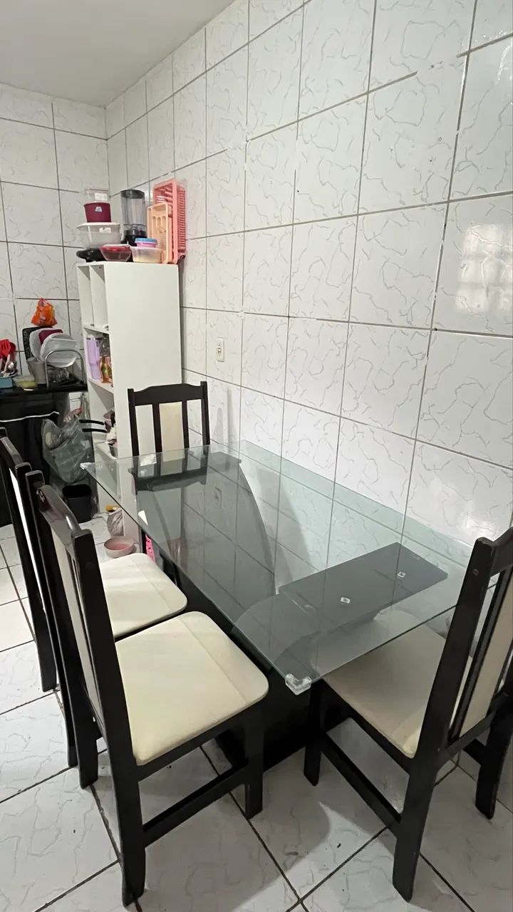 Mesa com 4 cadeiras 