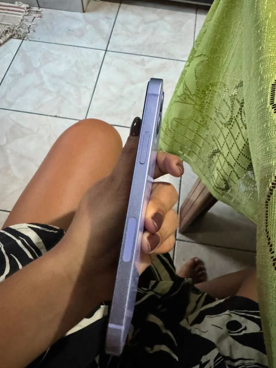 Celular iPhone 12, na cor lilás com 64 gigas de memória e bateria em 75%  - Foto 4