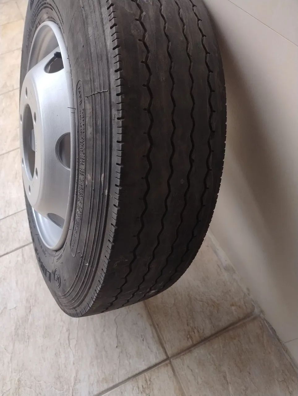 Roda 17,5 original IVECO com pneu - Foto 2