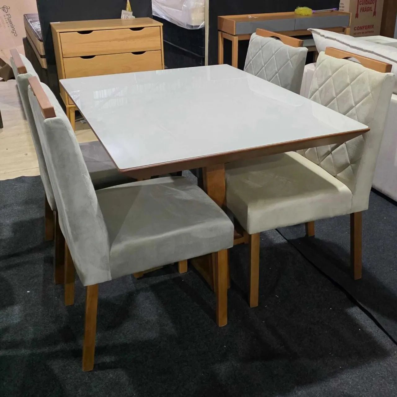 Mesa de jantar 4 cadeiras 